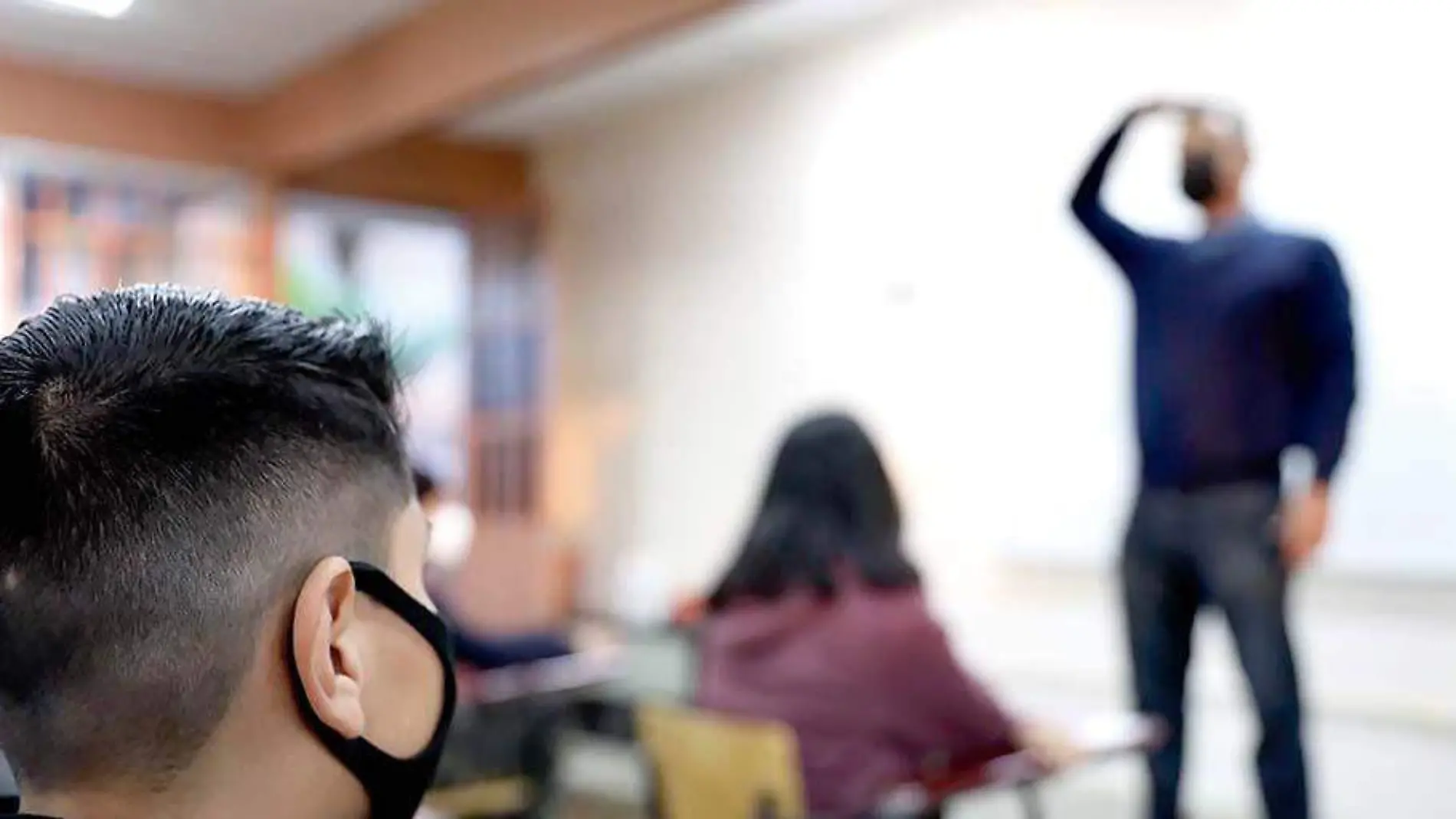 Profesor en clase frente a grupo